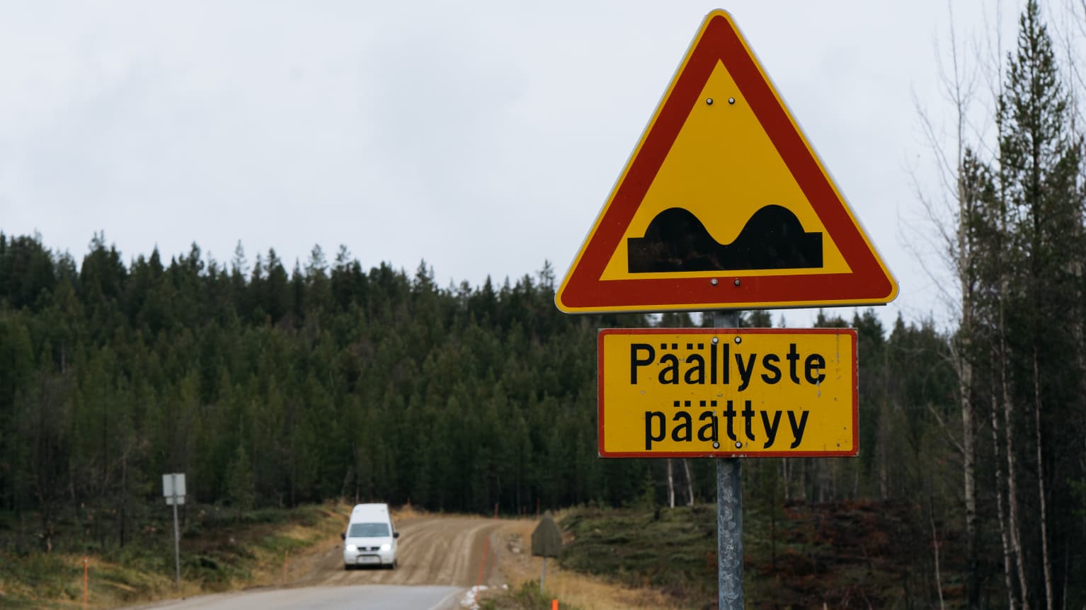 Дорожній знак, що попереджує про кінець асфальтованої дороги у Фінляндії